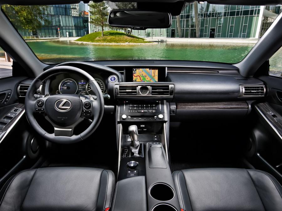  Lexus IS300h 2013 года  (EU) (фото 4 из 16)
